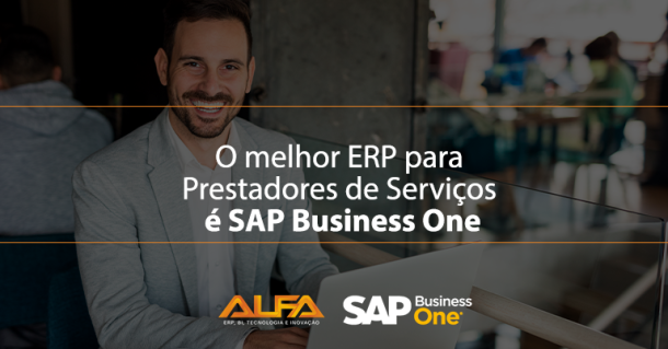 Um gestor empolgado, com seu notebook aberto. Na imagem aparece a frase "o melhore ERP para prestadores de serviços é o SAP Business One"