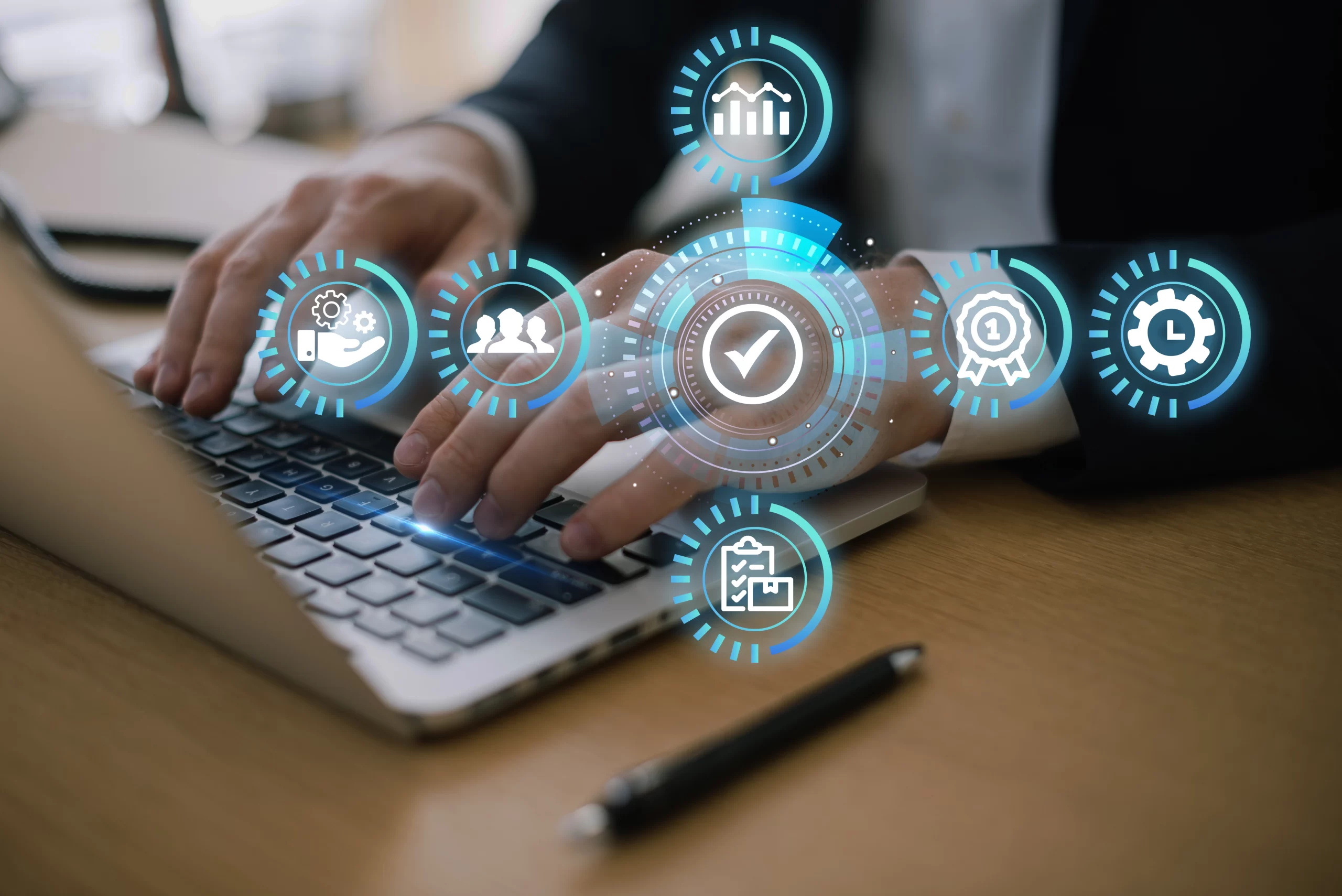 homem analisando a diferença entre Grow with SAP e RISE with SAP