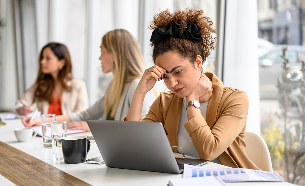 mulheres em ambiente empresarial, em frente ao notebook